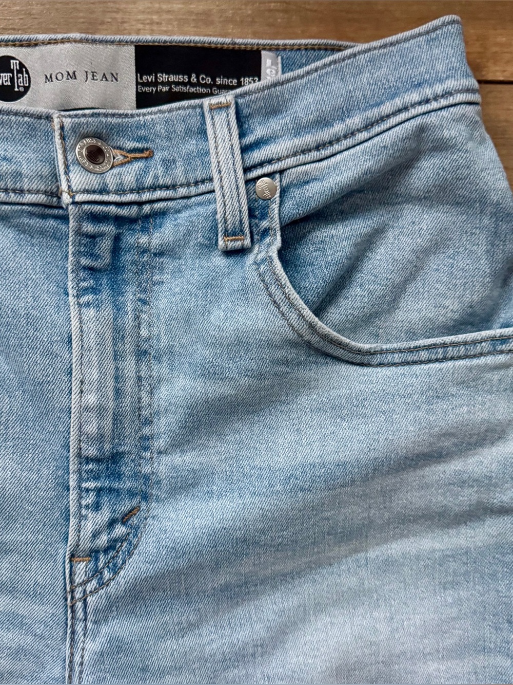 Levi’s Silver Tab Light Wash Distressed High Rise Mom Jean Stretch Denim Size 29 - Picture 5 of 8